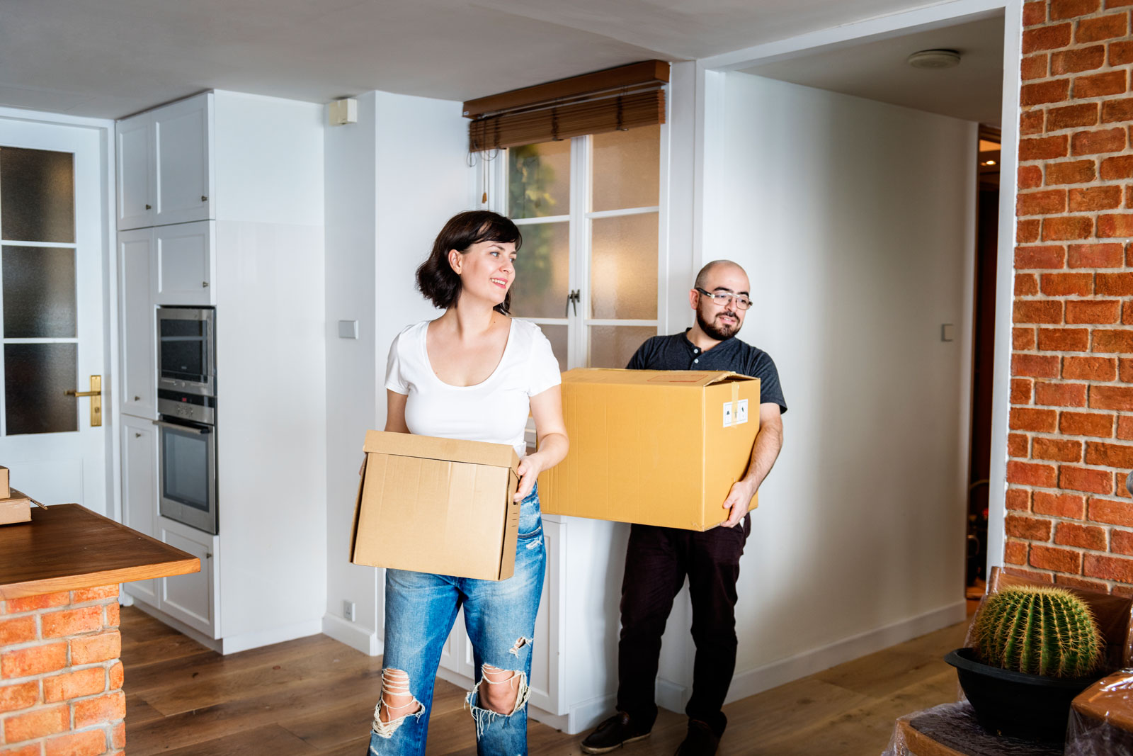 couple-moving-into-new-house